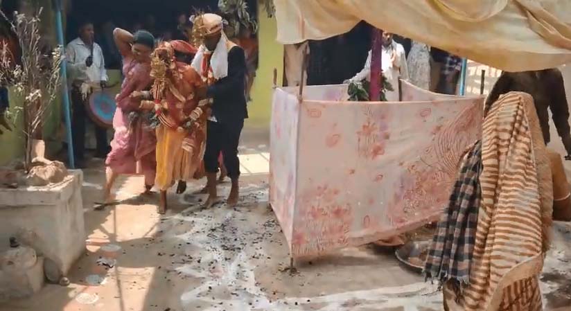 “अंगारों पर सात फेरे: बिलासपुर गांव में दुल्हन की अनोखी ‘अग्नि परीक्षा’ बनी आस्था और परंपरा की मिसाल”