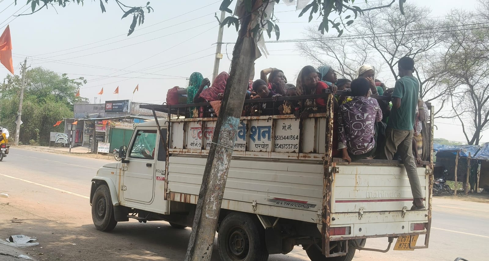 लापरवाही की रफ्तार पर मौत का साया, रायगढ़ में माल वाहनों में ठूंस-ठूंसकर ढोए जा रहे लोग