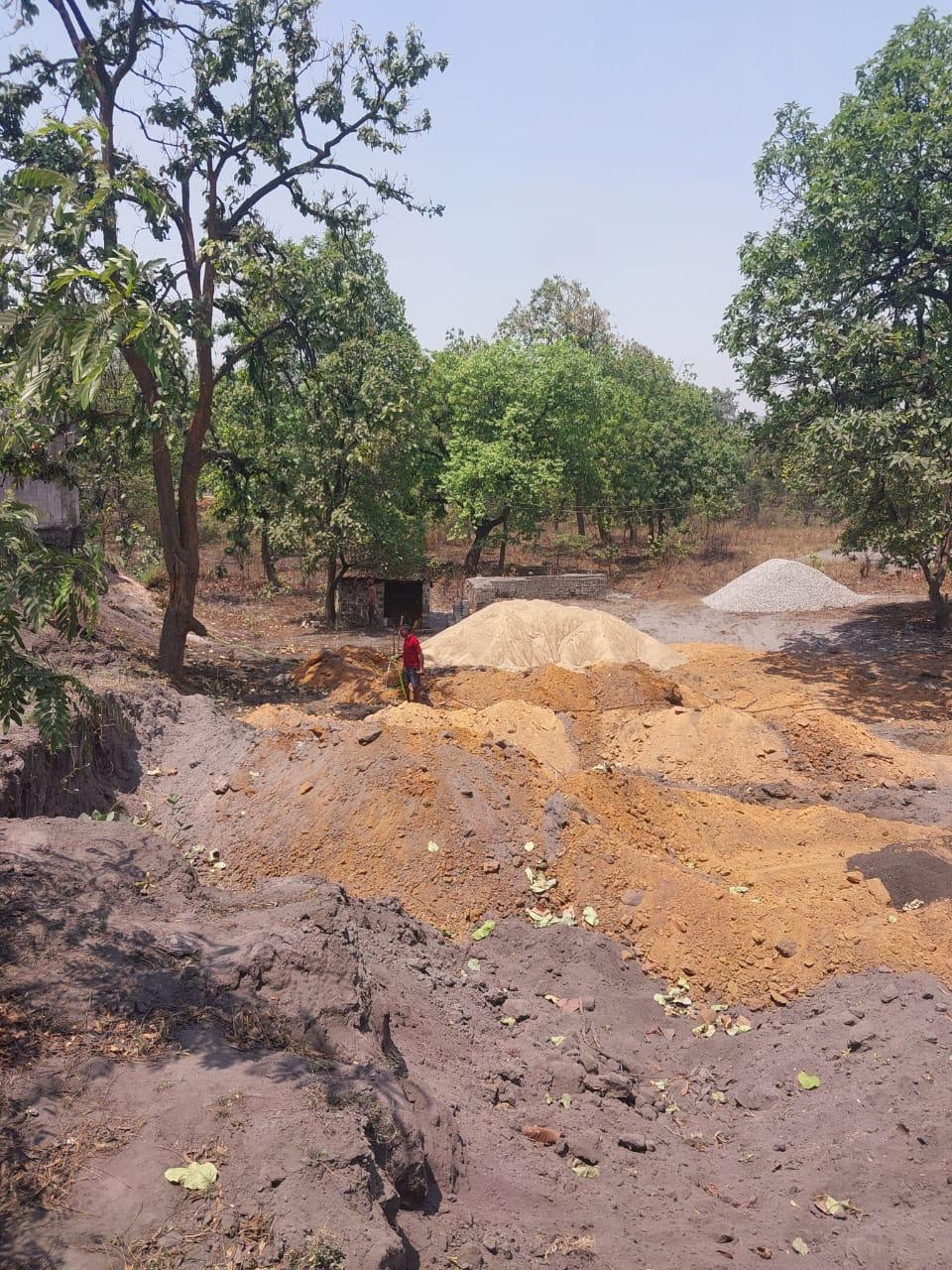 RAIGARH NEWS: वर्दी का धौंस दिखाकर आदिवासी की जमीन पर बेजा कब्जा, नींव भी खुदवा रहा आरक्षक, पीड़ित ने कप्तान से लगाई गुहार