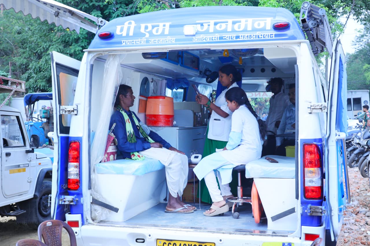 पीएम जनमन योजना से बदली तस्वीर: बिरहोर जनजाति तक घर-घर पहुंची स्वास्थ्य सेवा, चार मोबाइल मेडिकल यूनिट बनी जीवन रेखा, सुदूर वनांचल में मिल रही समग्र स्वास्थ्य सुविधाएं, हजारों लोगों को मिला लाभ
