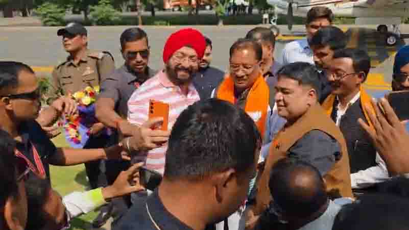 मुख्यमंत्री विष्णुदेव साय रायगढ़ पहुंचे, जिंदल एयरपोर्ट पर हुआ आत्मीय स्वागत