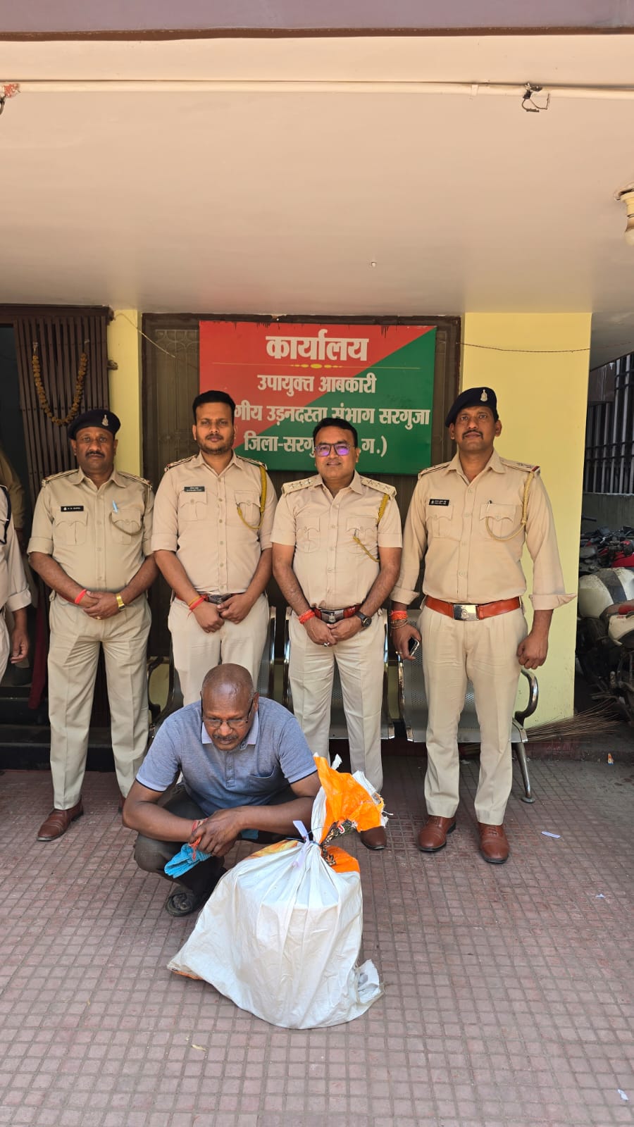 नावापारा लखनपुर का कुख्यात गांजा तस्कर कृष्णा सिंह को पाँच किलो गांजे के साथ आबकारी उड़नदस्ता टीम ने गिरफ्तार कर जेल दाखिल किया