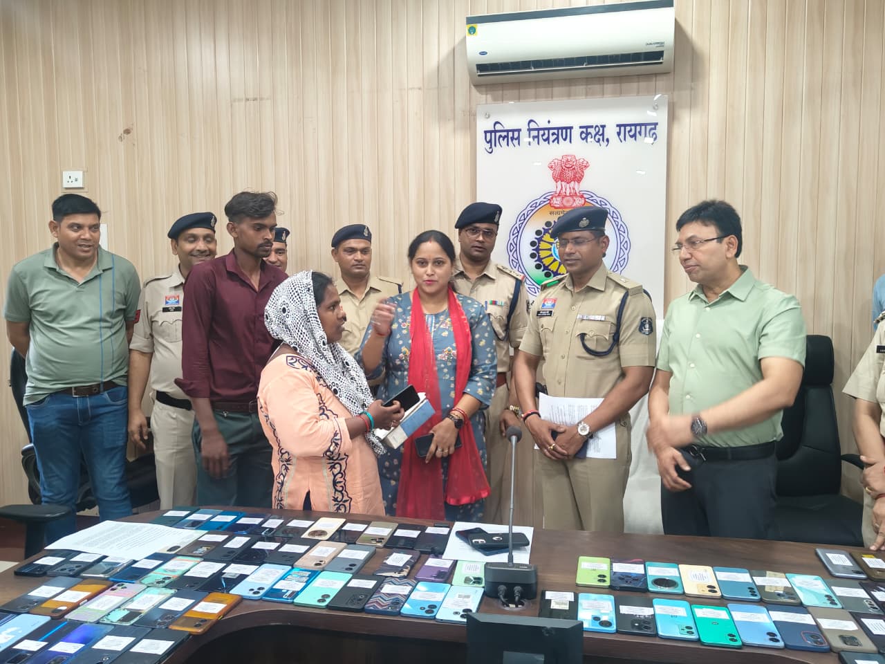 “लौटी मुस्कान—128 मोबाइल रिकवर, एसएसपी शशि मोहन सिंह ने स्वामियों को सौंपे” 25 लाख रुपये से अधिक की संपत्ति सुरक्षित लौटाई गई, एसएसपी और साइबर टीम को दिया धन्यवाद