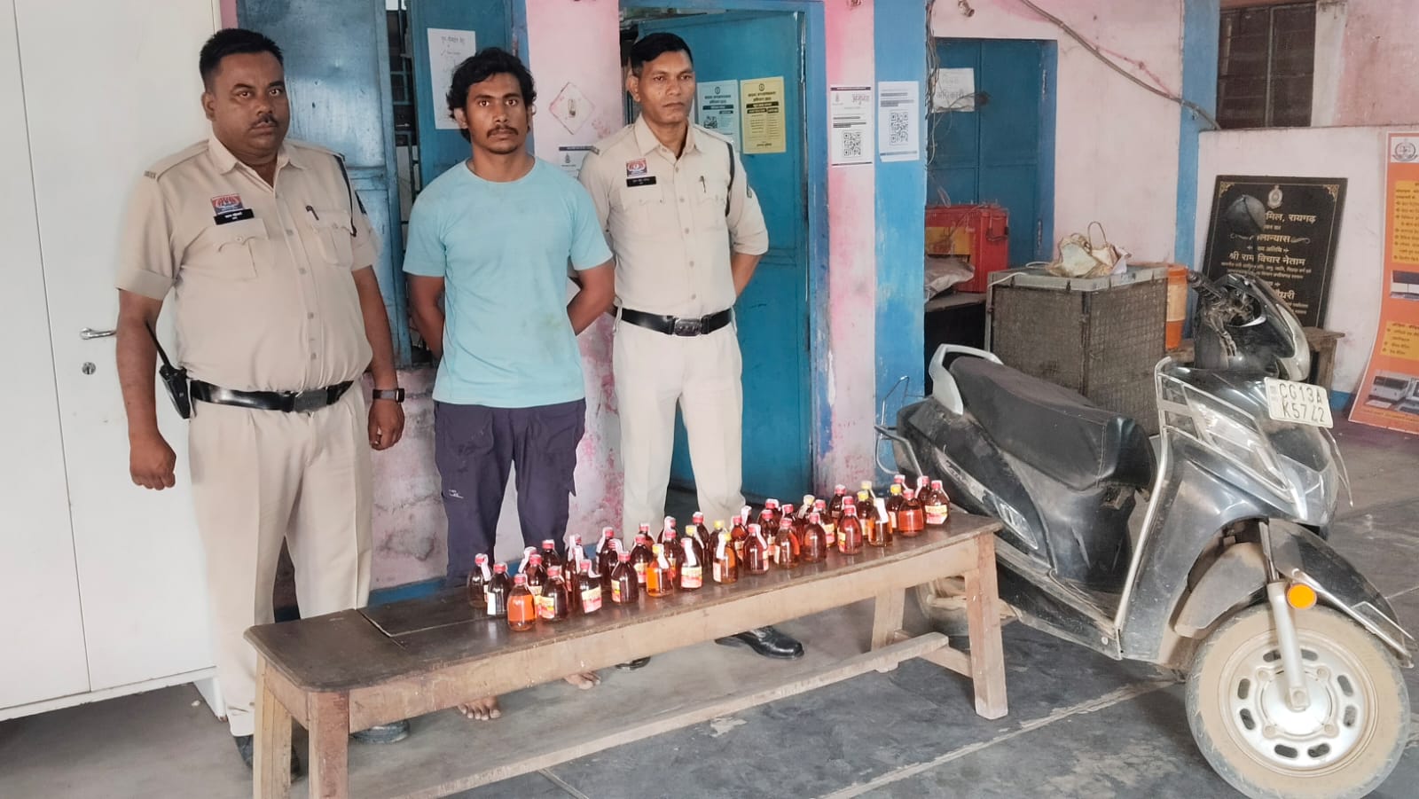 अवैध शराब पर लगातार कार्रवाई, 4 आरोपी गिरफ्तार, 45 पाव एवं 35 लीटर महुआ शराब, एक स्कुटी जब्त