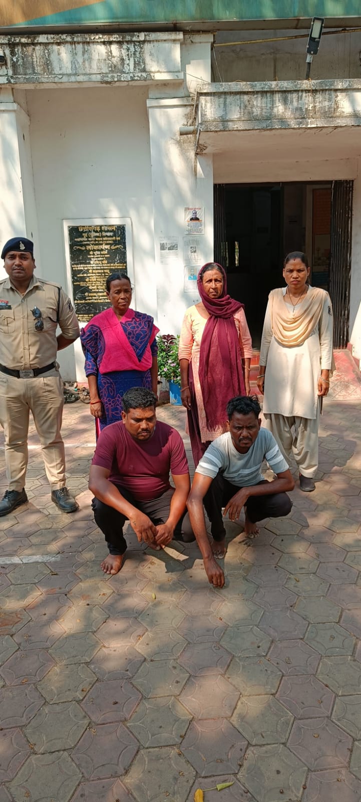 जुआ-सट्टा पर ताबड़तोड़ कार्रवाई , 5 आरोपी गिरफ्तार, 4 मोबाइल और नगदी 19 हजार जब्त, रायगढ़ पुलिस ऑनलाइन और ऑफलाइन सट्टा नेटवर्क पर कस रही शिकंजा