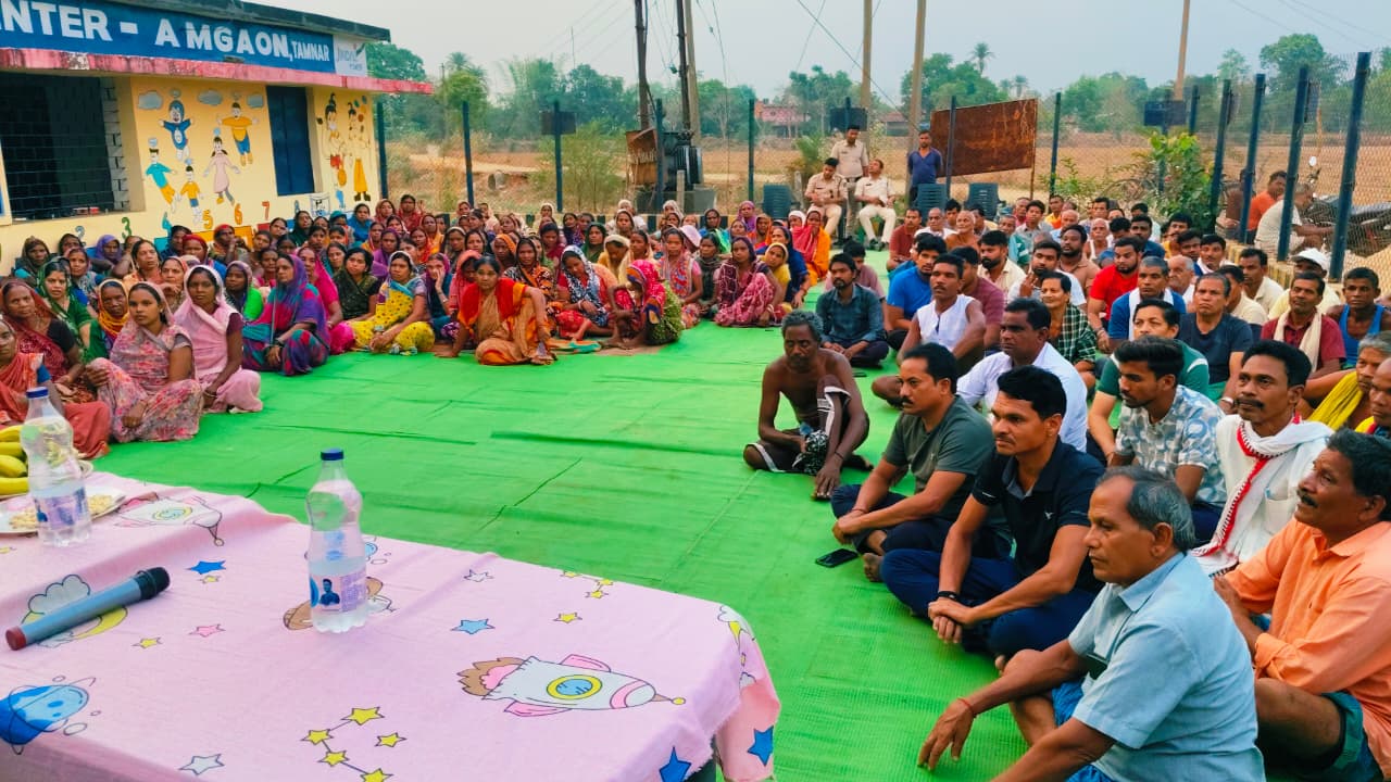 आमगांव में पुलिस जनचौपाल, अपराध जागरूकता, महिला सुरक्षा और साइबर सतर्कता पर थाना प्रभारी ने की संवाद, तमनार पुलिस ने ग्रामीणों को कानून, हेल्पलाइन और सुरक्षा उपायों की दी विस्तृत जानकारी