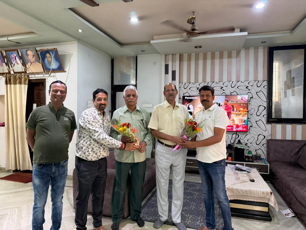 महावीर अग्रवाल के निवास पहुंचे आरएस विश्वकर्मा व जयंत थोरात, परिवार के सदस्यों ने किया आत्मीय स्वागत