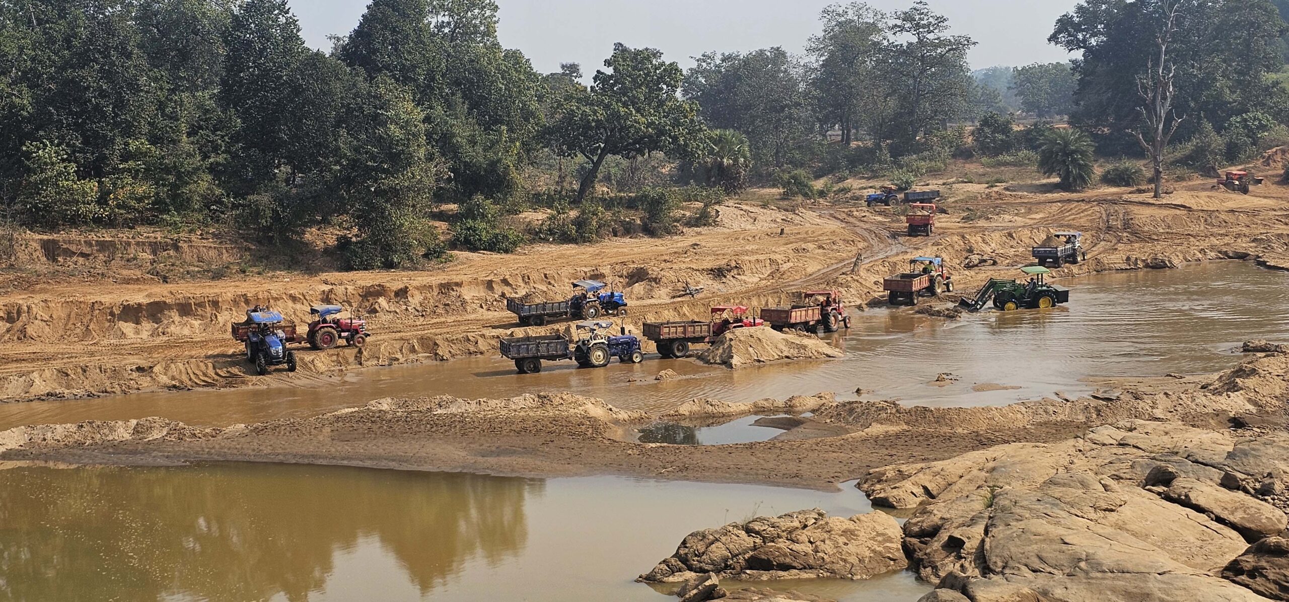 रेत के अवैध सौदागरों के सिर पर किसका हाथ? धड़ल्ले से नदी घाटों का सीना छलनी कर रहे रेत तस्कर, प्रशासनिक मौन से रेत आढ़तियों के हौसले बौलंद