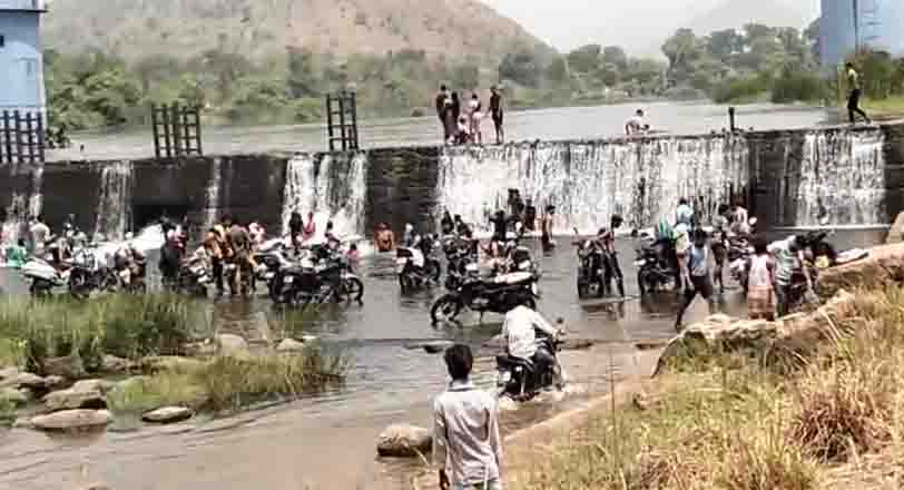 जोखिम में जान,फिर भी लापरवाही आ रही सामने, पचधारी एनीकट में प्रतिबंद्ध का नही दिख रहा असर
