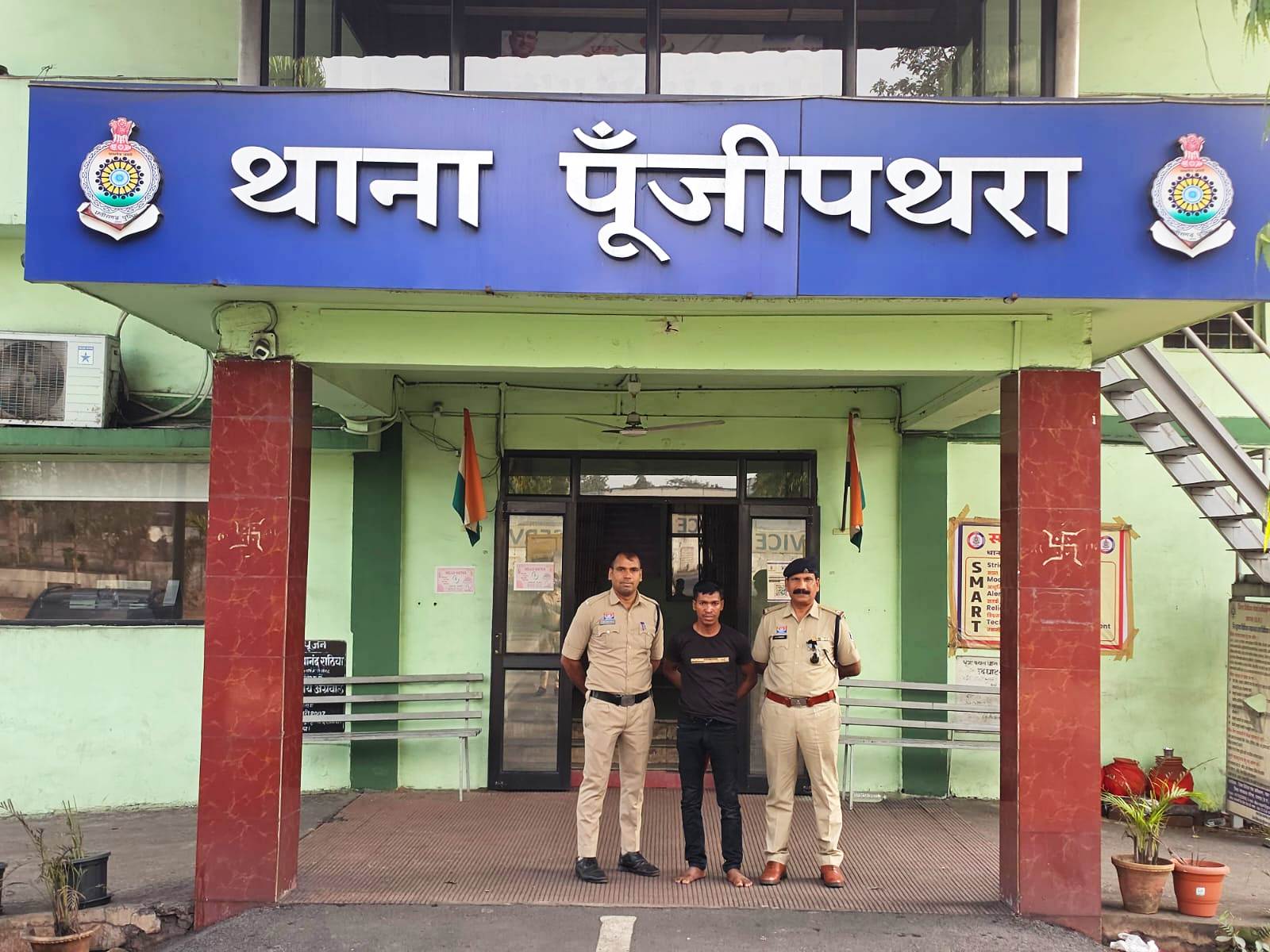 गेरवानी स्कूल से सिलिंग फैन, वायर और कम्प्रेसर चोरी करने वाला आरोपी पूंजीपथरा पुलिस की गिरफ्त में, चोरी का सामान बेचने घूमते समय पुलिस ने पकड़ा, फरार साथी की तलाश जारी