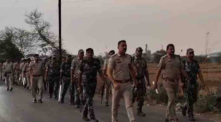 रायगढ़ पुलिस ने निकाला फ्लैग मार्च, असामाजिक तत्वों को दी कड़ी चेतावनी, काशीराम चौक, गढ़उमरिया और मार्केट क्षेत्र में देर रात तक पैदल पेट्रोलिंग, थाना प्रभारी ने नागरिकों से संवाद कर सुनीं शिकायतें, युवकों को समझाइश