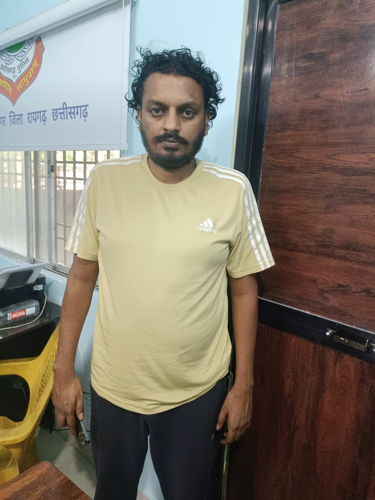 लाखों की धोखाधड़ी का फरार आरोपी जगदलपुर से गिरफ्तार, वाहनों के रजिस्ट्रेशन के नाम पर लाखों की ठगी का है मामला, चक्रधरनगर पुलिस की गिरफ्त में फरार आरोपी