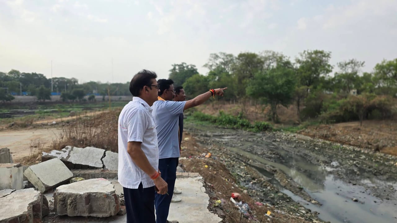 बरसात से पहले मैदान में उतरे महापौर जीवर्धन चौहान, नालों का किया औचक निरीक्षण, वार्ड 34 और वार्ड 29 में जल निकासी व्यवस्था का लिया जायजा,