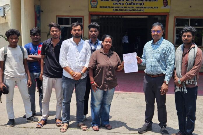 भीषण गर्मी में यूजी-पीजी परीक्षा कराने का विरोध, एबीव्हीपी ने समय-सारणी बदलने व लिखित परीक्षा के बाद प्रायोगिक परीक्षा कराने की उठाई मांग