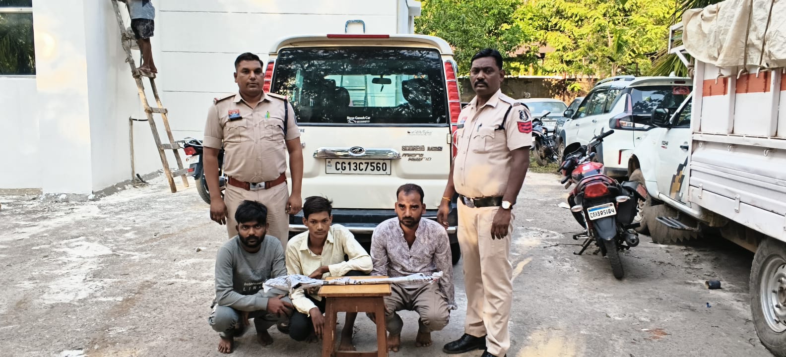 खुलेआम तलवार लहरा रहे तीन पुलिस के हत्थे चढ़े, चक्रधर नगर पुलिस ने हथियार के साथ किया गिरफ्तार