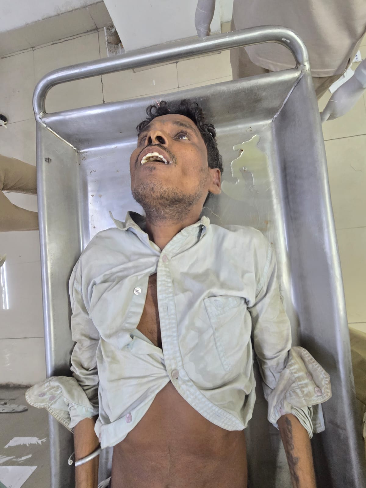 मिट्ठूमुड़ा क्षेत्र में अज्ञात व्यक्ति का शव मिलने पर पहचान के लिए पुलिस की अपील, मृतक की पहचान और परिजनों की तलाश में जुटी जूटमिल पुलिस