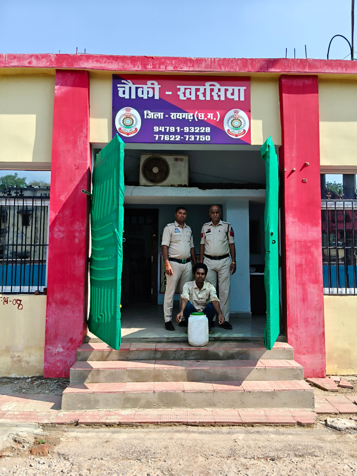 धरमजयगढ़ और खरसिया पुलिस की अवैध शराब पर कार्रवाई, दो आरोपियों से 40 लीटर महुआ शराब जब्त, अवैध शराब कारोबारियों पर लगातार प्रहार, आबकारी एक्ट के तहत की गई सख्त कार्रवाई