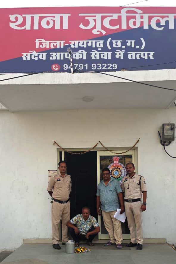 पुलिस ने नाबालिगों को नशे के लिए सोल्यूशन ट्यूब बेचने वाले किराना दुकानदार को किया गिरफ्तार, गेरवानी केसर जंगल में शराब रेड, 22 लीटर महुआ शराब जब्त, दो आरोपी गिरफ्तार
