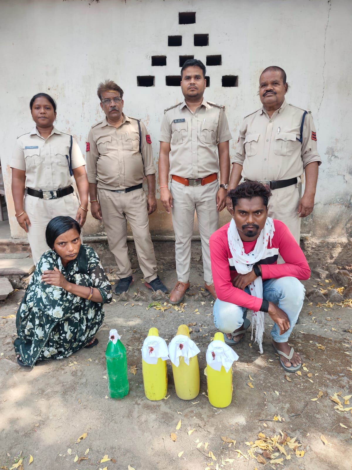 महुआ शराब पर आबकारी विभाग की कार्रवाई, 17.200 लीटर शराब जब्त, दो आरोपियों के खिलाफ मामला दर्ज, न्यायिक रिमांड पर भेजे गए