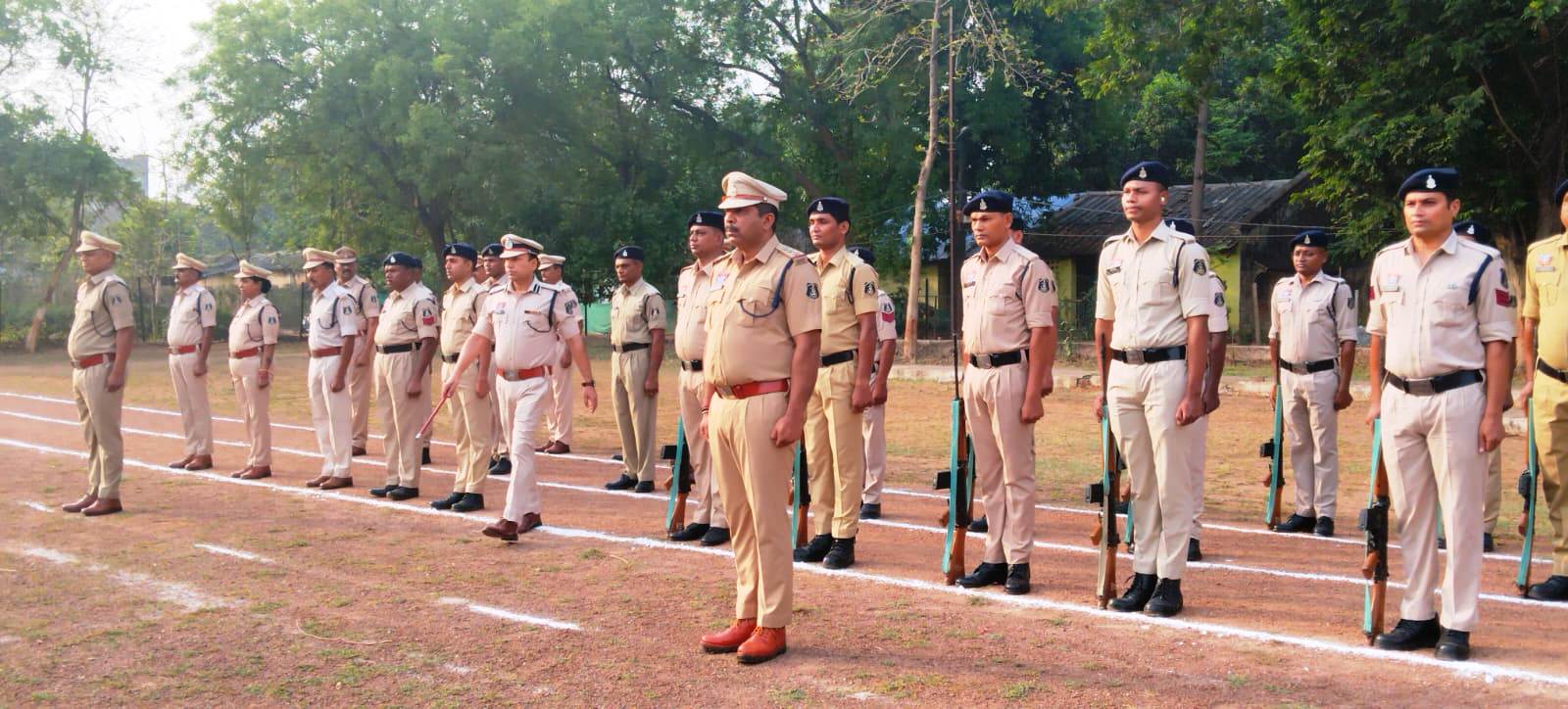 रायगढ़ पुलिस लाइन में जनरल परेड के दौरान बलवा ड्रिल का कराया गया अभ्यास, एसएसपी शशि मोहन सिंह ने परेड की ली सलामी, उत्कृष्ट टर्न आउट वाले पुलिसकर्मियों को किया पुरस्कृत