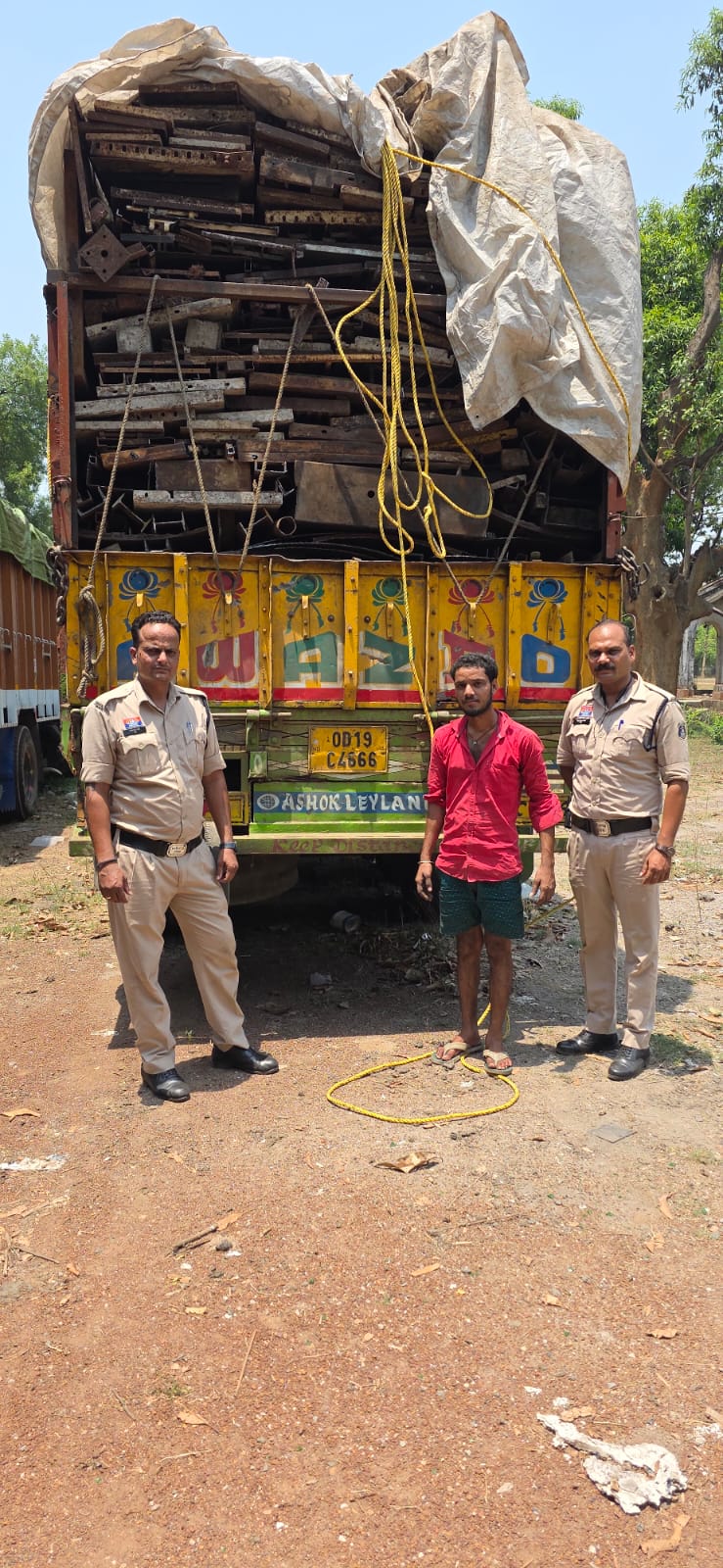 अवैध कबाड़ कारोबार पर रायगढ़ पुलिस की बड़ी कार्रवाई, दो थानों में कार्रवाई में करीब 23 लाख की संपत्ति जप्त