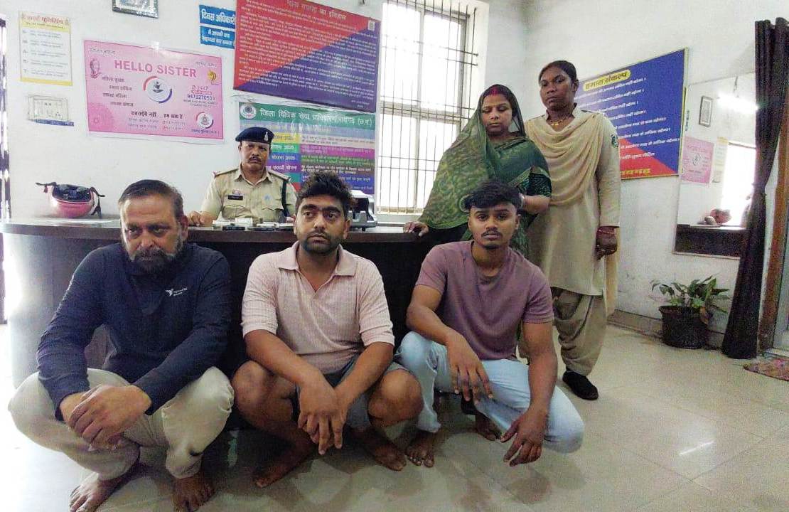ऑनलाइन क्रिकेट सट्टे के तीन अलग-अलग ठिकानों पर रायगढ़ पुलिस की ताबड़तोड़ रेड, 5 सट्टा खाईवाल गिरफ्तार, आरोपियों से 2 लाख 70 हजार नकदी, 6 मोबाइल,1 नोट गिनने की मशीन और डिजिटल साक्ष्य जप्त