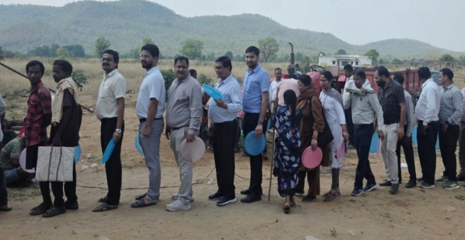 सुशासन त्योहार में दिखी सादगी की मिसाल, ग्रामीणों संग कतार में लगे अधिकारी