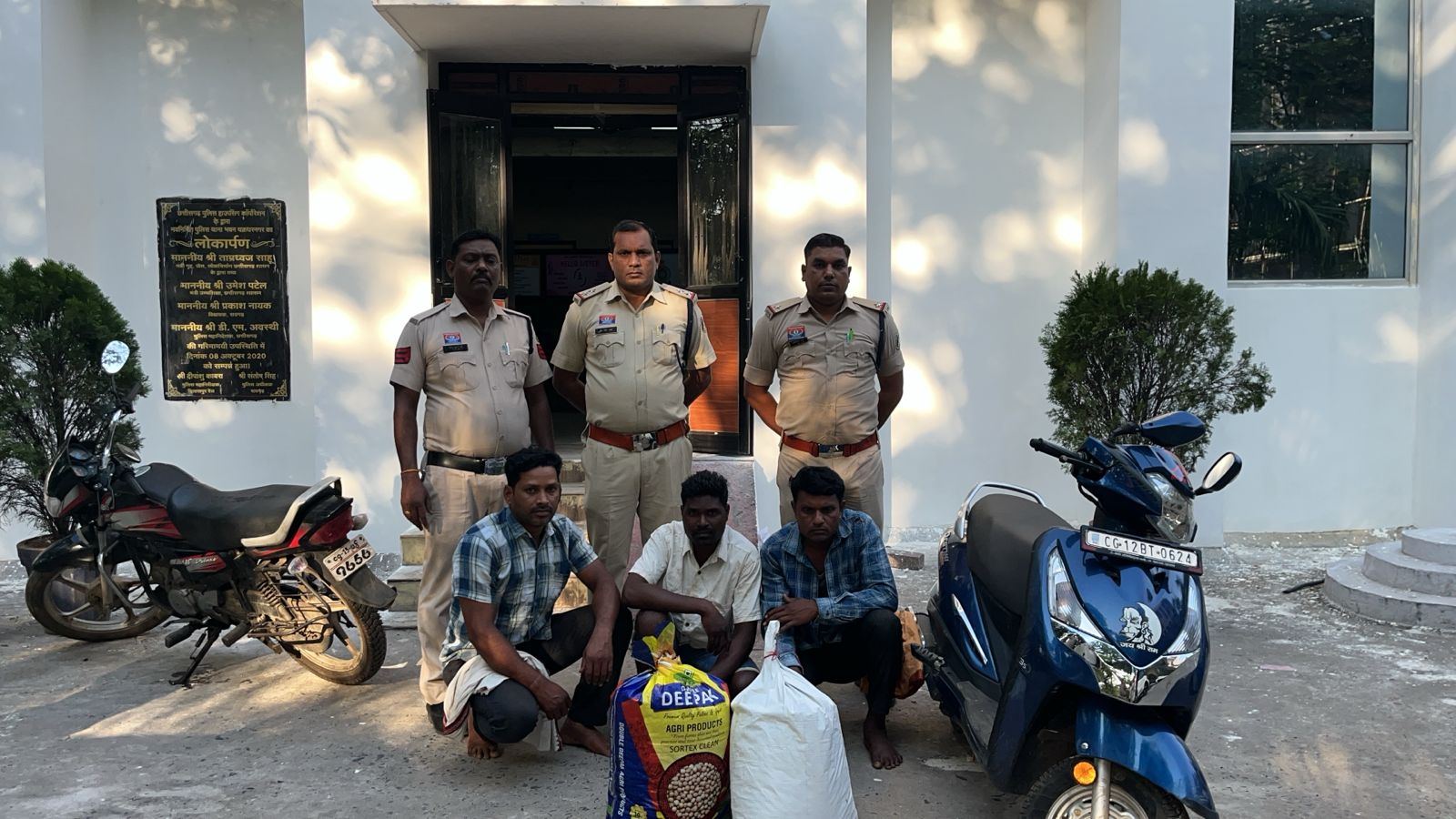 गांजा तस्करों पर रायगढ़ पुलिस की बड़ी कार्रवाई, 18 किलो गांजा जब्त, तीन आरोपी गिरफ्तार, उड़ीसा से स्कूटी में गांजा लाकर रायगढ़ में खपाने की थी तैयारी, नाकेबंदी कर पुलिस ने दबोचा