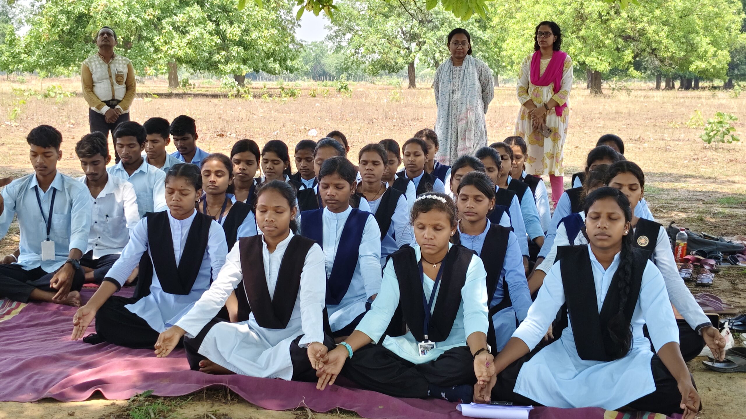 कॉलेज कैंपस में पेड़ की छांव तले छात्रों ने किया स्ट्रेस मुक्ति का अनोखा अभ्यास