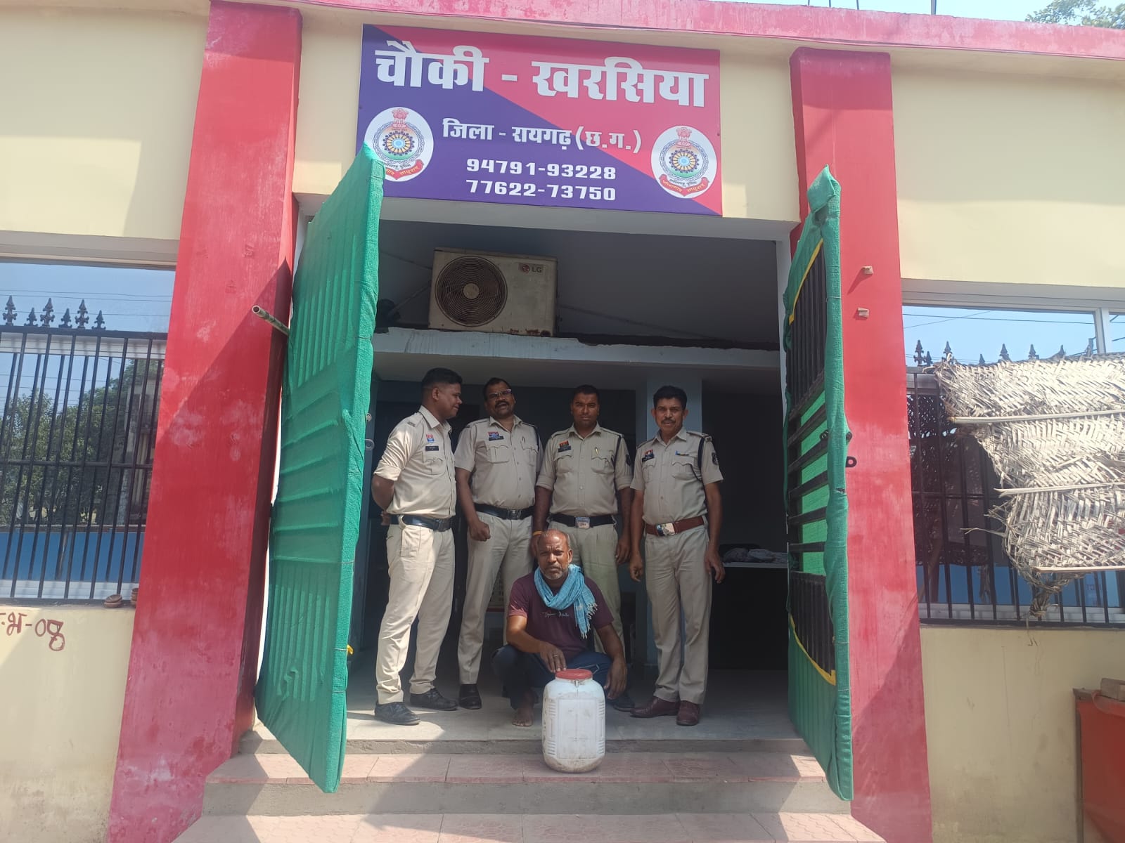 तमनार और खरसिया पुलिस की अवैध शराब पर कार्रवाई जारी, तमनार पुलिस ने ग्राम उत्तर रेगांव में 15 लीटर महुआ शराब के साथ आरोपी को किया गिरफ्तार , चौकी खरसिया पुलिस ने दो अलग-अलग कार्रवाई में 19 लीटर कच्ची महुआ शराब जब्त