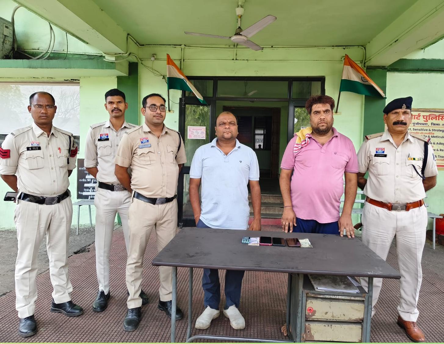 ऑपरेशन “अंकुश” में ऑनलाइन क्रिकेट सट्टा पर रायगढ़ पुलिस की बड़ी कार्रवाई—गेरवानी से दो आरोपी गिरफ्तार, बर्तन दुकान में मोबाइल के जरिए चल रहा था ऑनलाइन क्रिकेट सट्टा, नगदी 18,400 रूपये और 4 मोबाइल जब्त