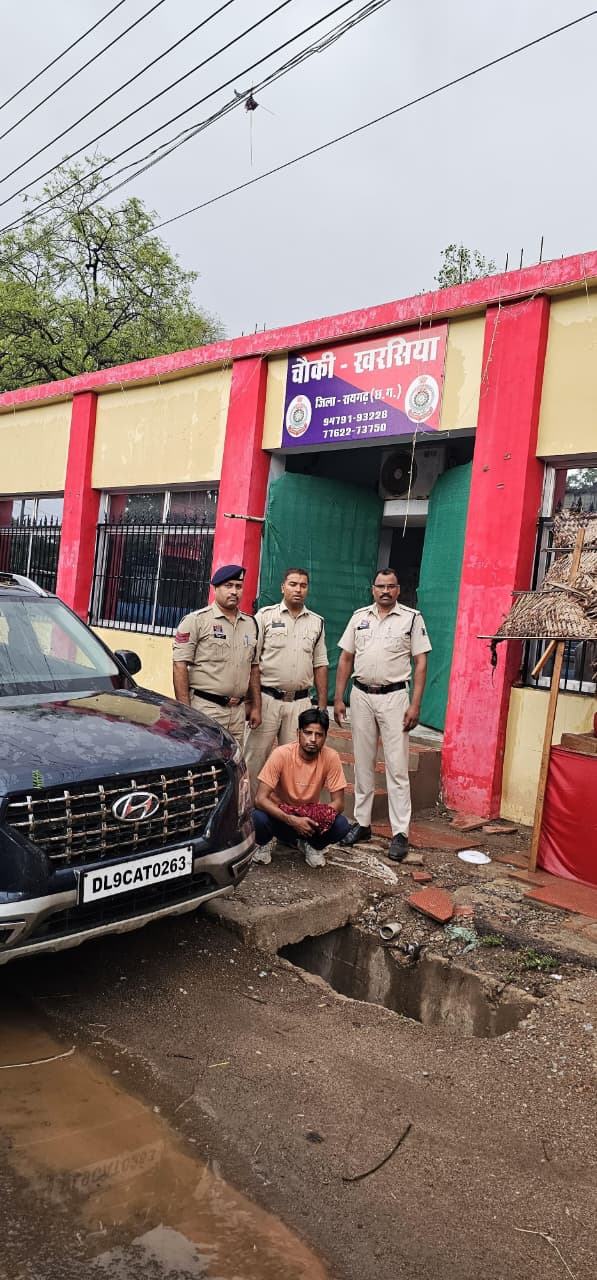 खरसिया से चोरी हुई वेन्यू कार दिल्ली से बरामद, डुप्लीकेट चाबी बनाकर चोरी करने वाला कार मैकेनिक गिरफ्तार, नंबर प्लेट बदलकर दिल्ली में चला रहा था चोरी की कार, डेंट-पेंट कर बेचने की थी तैयारी