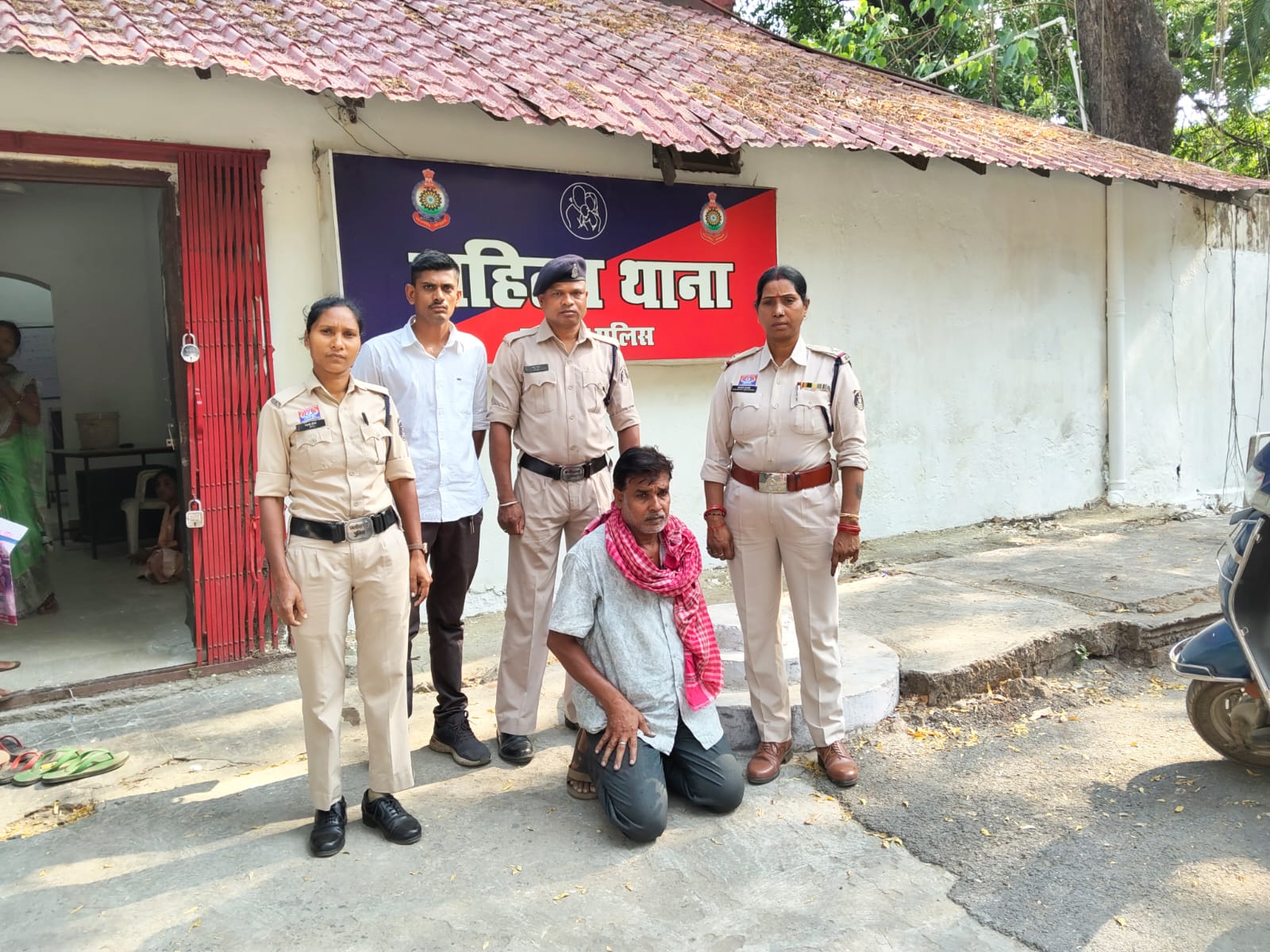 महिला से अश्लील हरकत और जान से मारने की धमकी देने वाला अधेड़ गिरफ्तार, महिला थाना पुलिस ने त्वरित कार्रवाई कर आरोपी को भेजा जेल, चक्रधरनगर थानाक्षेत्र की घटना