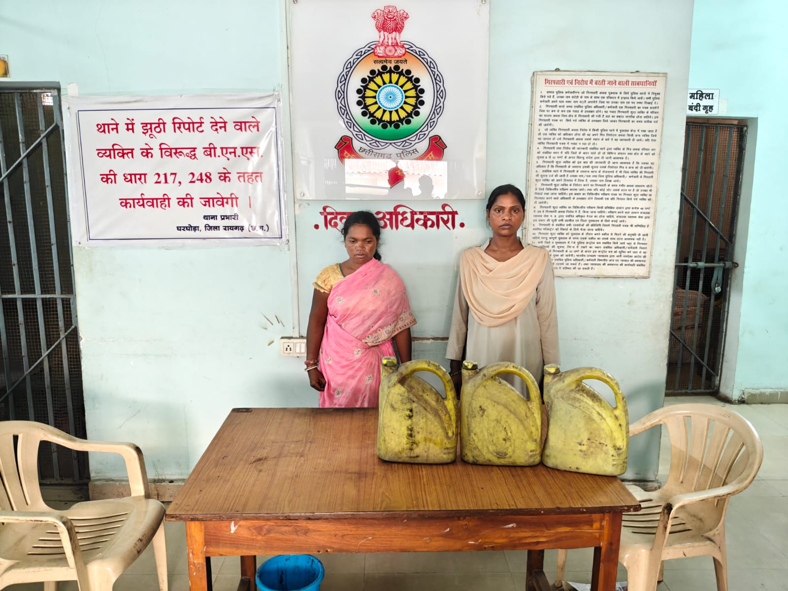 कुडुमकेला में अवैध शराब पर घरघोड़ा पुलिस ने चलाया विशेष अभियान, 26 लीटर कच्ची महुआ शराब के साथ महिला गिरफ्तार, आरोपी महिला से अवैध शराब, शराब बिक्री रकम भी जब्त, आबकारी एक्ट के तहत की गई कार्रवाई