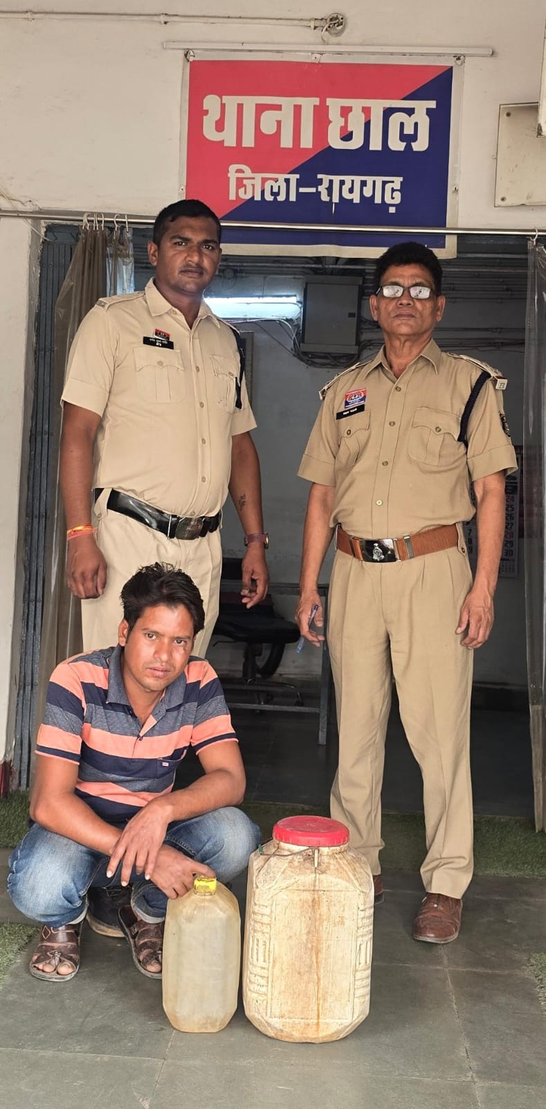 20 लीटर अवैध महुआ शराब के साथ आरोपी गिरफ्तार, ग्राम कांसाबहार में शराब रेड कार्रवाई, घर आंगन में अवैध महुआ शराब बिक्री करते आरोपी पकड़ाया, छाल पुलिस की कार्रवाई