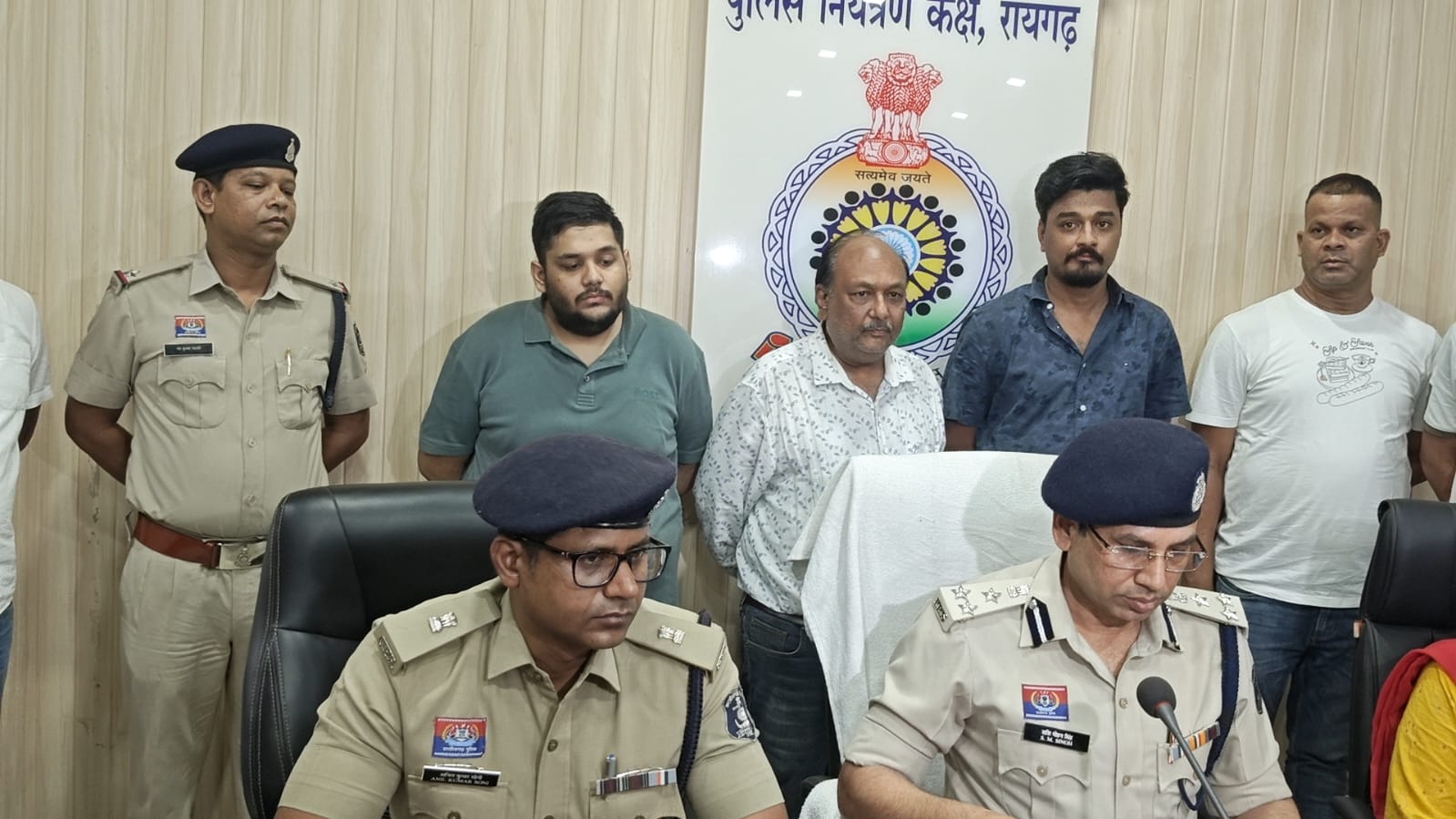 ऑनलाइन क्रिकेट सट्टा के सबसे बड़े सिंडिकेट का पर्दाफाश, ब्लैक मनी को हवाला के नोट से व्हाइट करने वाले संगठित गिरोह पर रायगढ़ पुलिस की ऐतिहासिक कार्रवाई, एक करोड़ से अधिक नकदी, नोट गिनने की मशीन, 4 मोबाइल और वित्तीय लेनदेन के अहम साक्ष्य बरामद