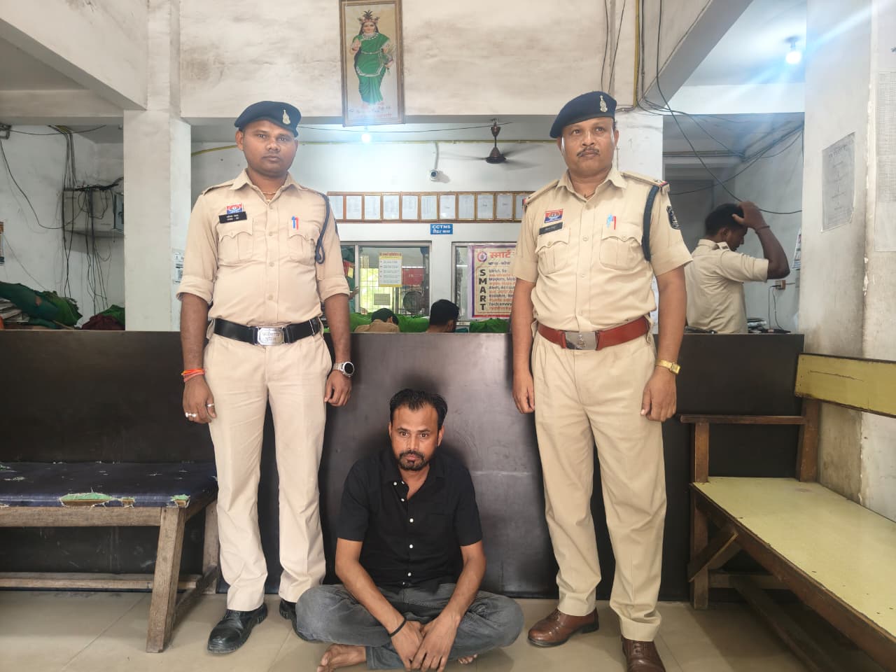 रायगढ़ पुलिस की लगातार सख्त कार्रवाई से बढ़ा खौफ, फरार ऑनलाइन सट्टा का मुख्य आरोपी पिंटू हलवाई ने किया सरेंडर
