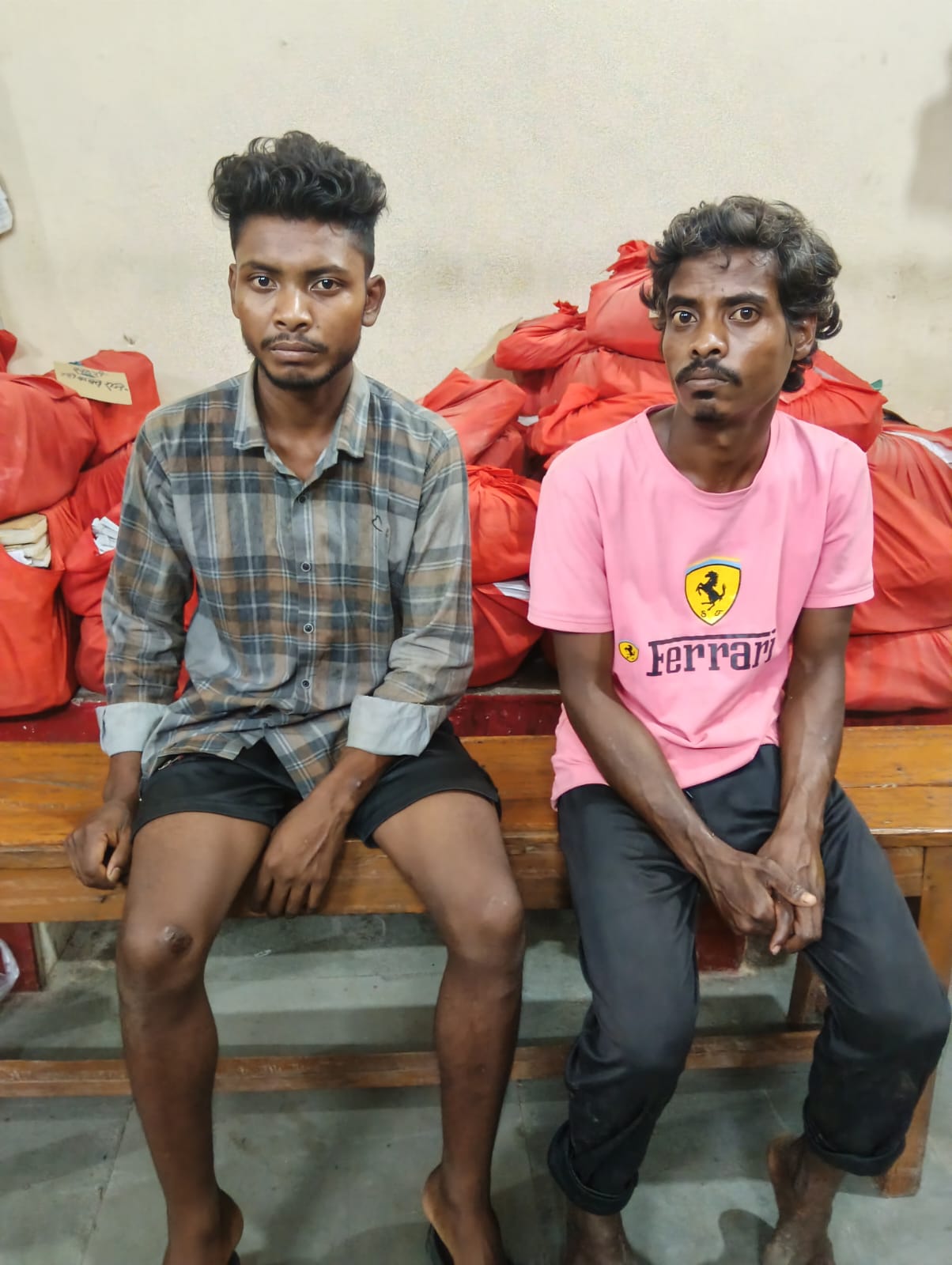 “ऑपरेशन शंखनांद” के तहत धरमजयगढ़ पुलिस की कार्रवाई — 08 नग मवेशी तस्करों से मुक्त, 02 आरोपी गिरफ्तार, डॉयल 112 टीम की तत्परता से मवेशियों को बूचड़खाने ले जाने से बताया गया, पिकअप वाहन से 08 नग मवेशी मुक्त