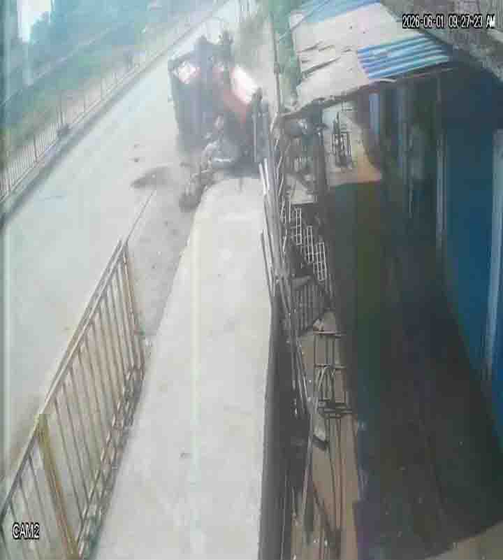 तेज रफ्तार ट्रैक्टर ने मचाई तबाही, तीन बाइक सवार घायल, ट्रक को पीछे से मारी टक्कर, फिर दो मोटरसाइकिलों को चपेट में लेकर डिवाइडर से टकराया