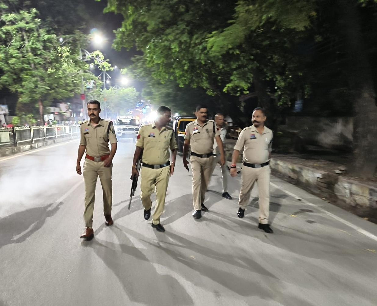 होटलों की जांच, संदिग्ध व्यक्तियों से पूछताछ और वार्डों में पैदल भ्रमण कर सुरक्षा व्यवस्था का लिया जायजा, प्रमुख बाजारों व संवेदनशील क्षेत्रों में पुलिस की फुट पेट्रोलिंग