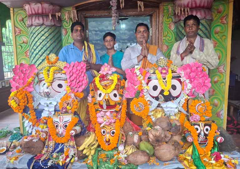 पूरी की तर्ज पर महापल्ली जगन्नाथ मंदिर में भी धूम धाम से मनाया गया देव स्नान पूर्णिमा, भगवान को कराया गया 108 जल कलश से स्नान