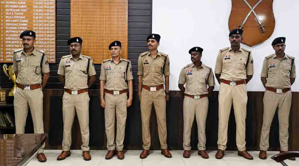 रायगढ़ जिले को मिले 18 प्रशिक्षु उप निरीक्षक, एसएसपी दिए जनसेवा और अनुशासन की सीख, एसएसपी शशि मोहन सिंह ने अनुशासन, ईमानदारी एवं सेवाभाव से कार्य करने के दिए निर्देश