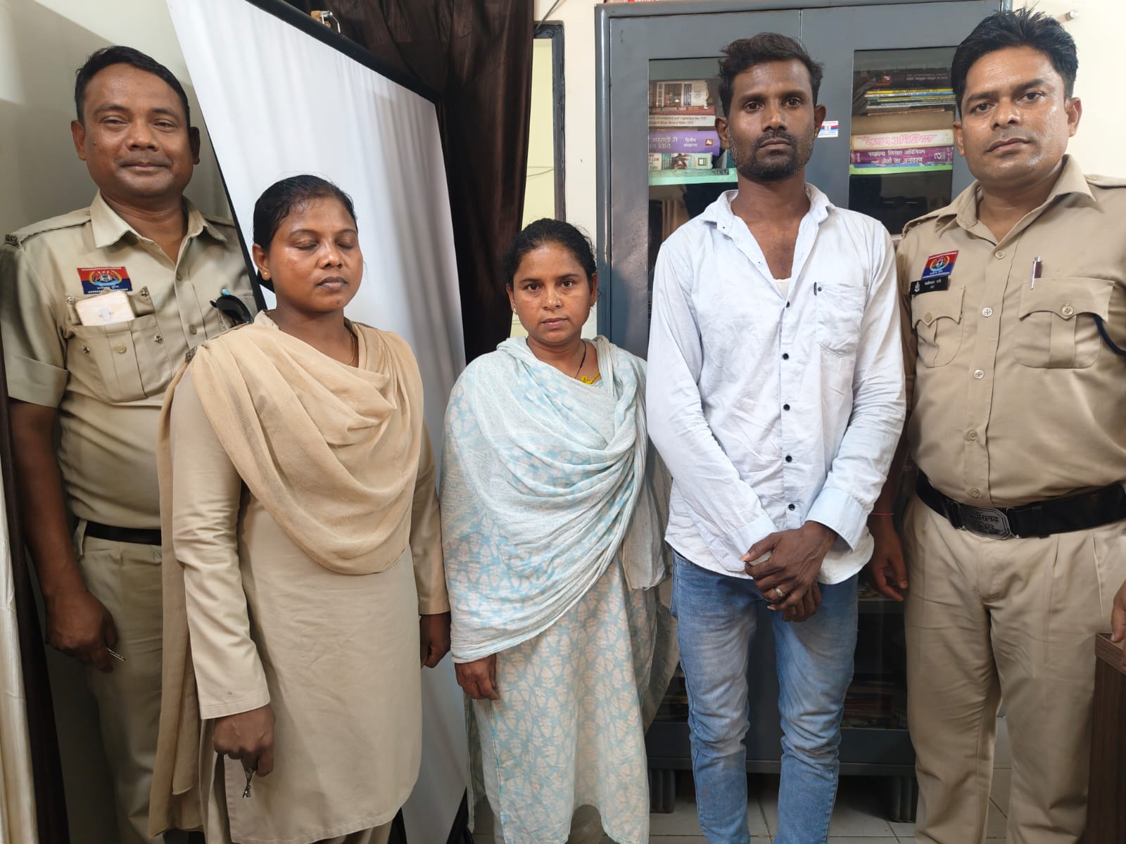 अवैध महुआ शराब परिवहन पर कोतरारोड़ पुलिस और तमनार की बड़ी कार्रवाई, फोर्ड फिगो कार में बिक्री के लिए ले जाई जा रही 13 लीटर महुआ शराब के साथ 2 लाख की फोर्ड फिगो कार जब्त