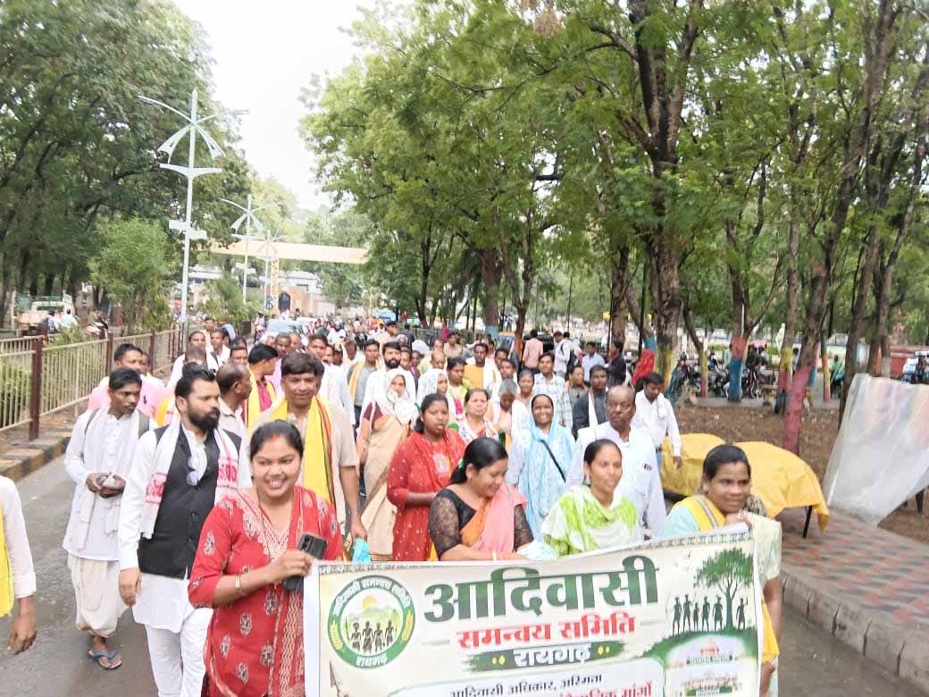 सरकारी स्कूलों में धार्मिक गतिविधियों पर रोक के आदेश का आदिवासी समाज ने किया विरोध, संयुक्त ज्ञापन सौंपकर निरस्तीकरण की मांग