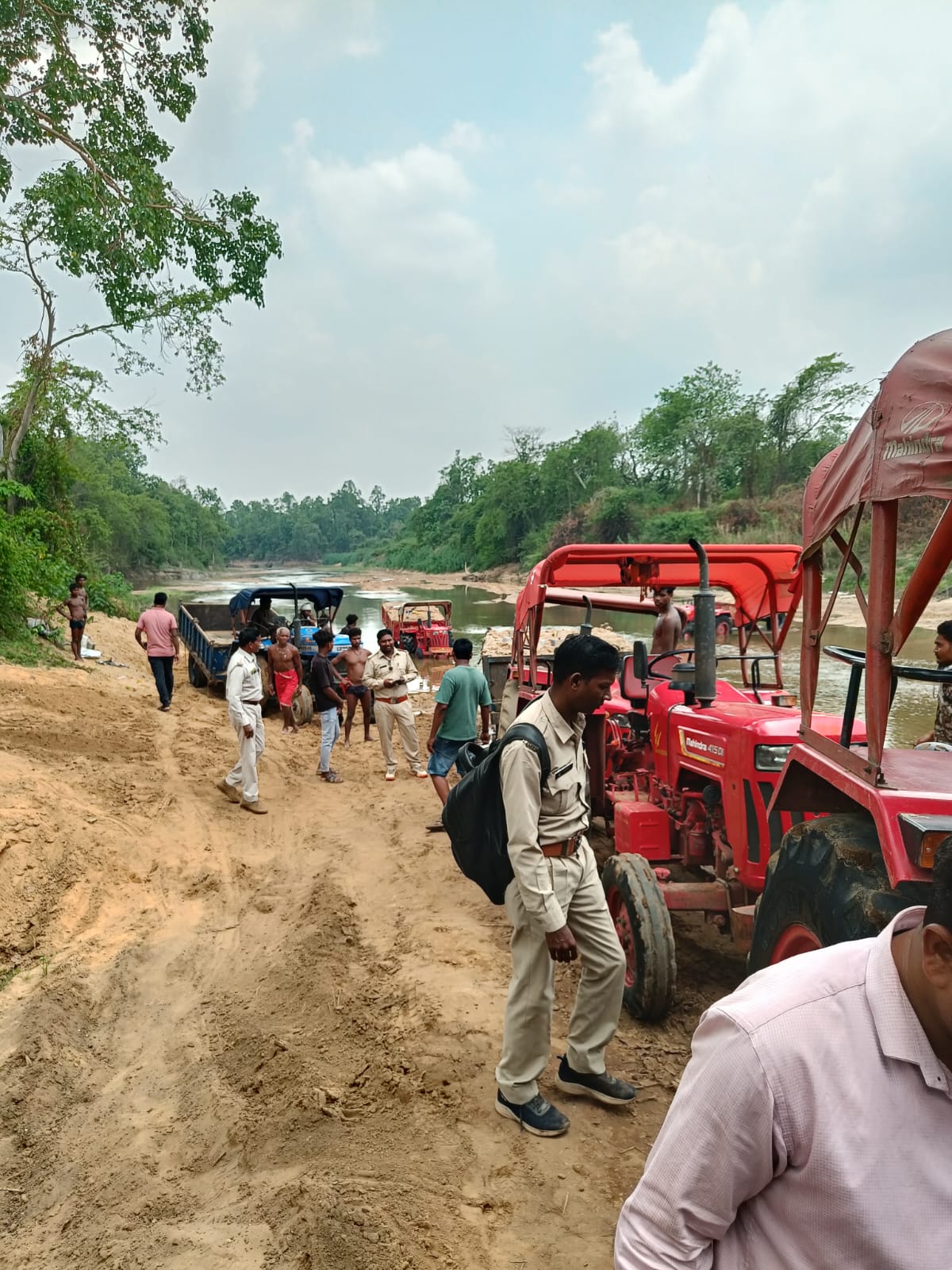 जंगल में चल रहा था रेत माफियाओं का सीक्रेट रूट, वन विभाग ने घेराबंदी कर तोड़ी कमर, बिना नंबर प्लेट वाले एक दर्जन ट्रैक्टर जब्त