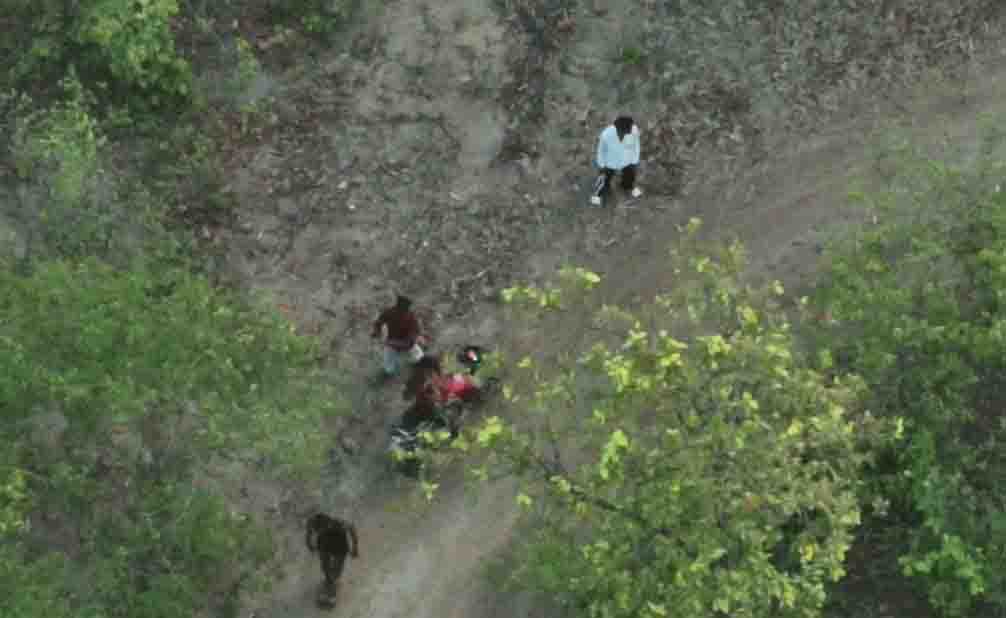 वन विभाग की सतर्क निगरानी से टला बड़ा हादसा, हाथियों के बेहद करीब पहुंचने की कोशिश कर रहे थे युवक, ड्रोन फुटेज में कैद हुई पूरी घटना, पहचान होते ही मौके से भागे