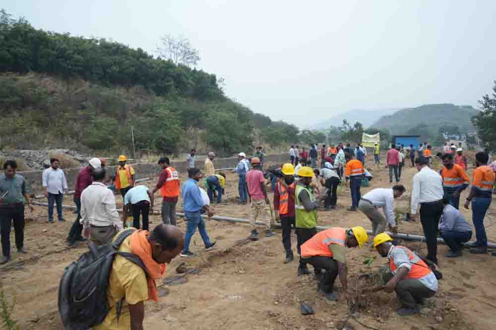 विश्व पर्यावरण सप्ताह पर बच्चों ने पोस्टर और स्लोगन के जरिए दिया प्रकृति संरक्षण का संदेश,  मिलूपारा , सीदारपारा और खम्हरिया में जागरूकता कार्यक्रम, 500 पौधों का रोपण