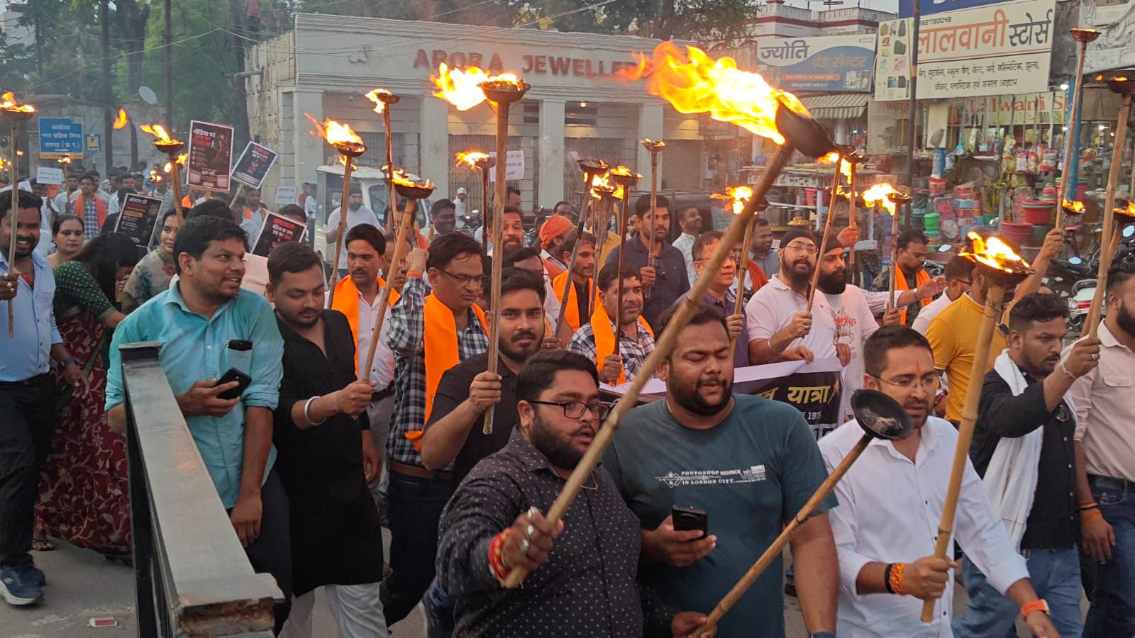 लोकतंत्र की रक्षा के संकल्प के साथ भाजपा ने निकाली आपातकाल की विभीषिका स्मृति दिवस मशाल रैली
