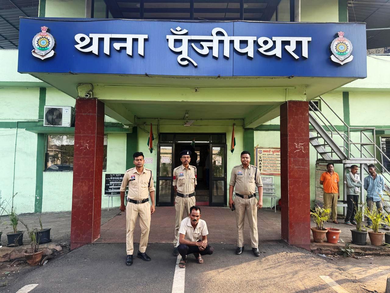 धारदार कत्तानुमा हथियार लहराने वाला आरोपी गिरफ्तार, सूचना पर पूंजीपथरा पुलिस ने की त्वरित कार्रवाई, सिंघल प्लांट तराईमाल के पास लोगों को डरा-धमका रहा था आरोपी, मुखबिर सूचना पर घेराबंदी कर पकड़ा गया