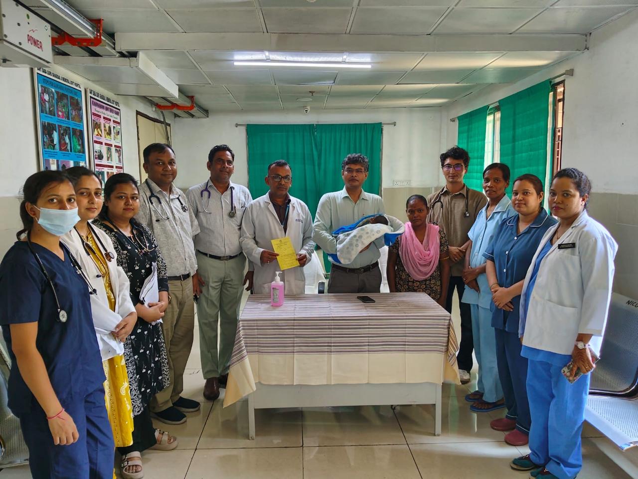 50 दिन तक मौत से लड़ता रहा नवजात, मेडिकल कॉलेज रायगढ़ के डॉक्टरों ने बचाई जिंदगी, उम्मीद छोड़ चुके माता-पिता को स्वस्थ शिशु सौंपा, चिकित्सकों की सेवा भावना बनी मिसाल
